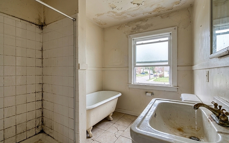 Signs Your Bathroom in Roseville Needs More Than Cosmetic Updates